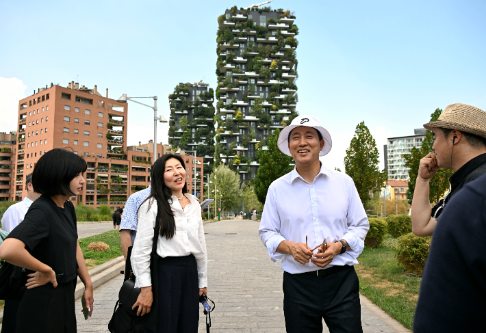 오세훈 서울시장이 밀라노 '포르타 누오바' 지구를 살피고 있다. 뒤에 보이는 아파트는 수직정원으로 외관 전체가 다양한 나무와 관목으로 덮여 있어, 마치 숲을 연상시키는 독특한 디자인으로 유명하다. 서울시 제공 