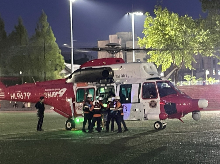 지난 6일 오후 6시 13분쯤 전북 진안군 주천면 구봉산의 한 등산로에서 A(50)대가 쓰러진 채 발견됐다. 발견 당시 A씨의 체온은 40.5도로 매우 높았다. 사진은 소방 헬기를 통해 이송되는 A씨의 모습. 전북소방본부 제공