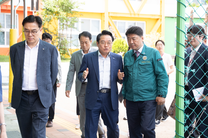 한국해양진흥공사(사장 안병길, 사진 중간)와 SH수협은행(행장 신학기)은 초록우산 어린이재단과 손잡고, 남구 용당초의 안전한 통학로 조성을 위해 예산 1억원을 투입해 해당 통학로를 전면 개선하는 '안전 바다로 1길' 프로젝트를 추진했다. 해양진흥공사 제공