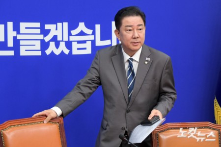 더불어민주당 김병기 당대표 직무대행 겸 원내대표가 7일 서울 여의도 국회에서 열린 최고위원회의에 참석하고 있다.