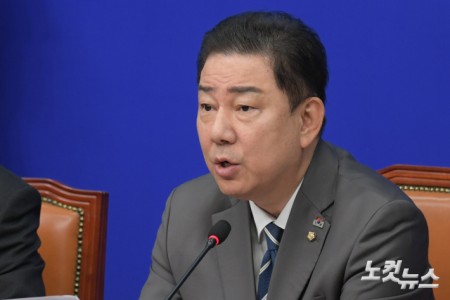 더불어민주당 김병기 당대표 직무대행 겸 원내대표가 7일 서울 여의도 국회에서 열린 최고위원회의에서 발언을 하고 있다.