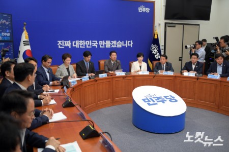 더불어민주당 김병기 당대표 직무대행 겸 원내대표가 7일 서울 여의도 국회에서 열린 최고위원회의에서 발언을 하고 있다.