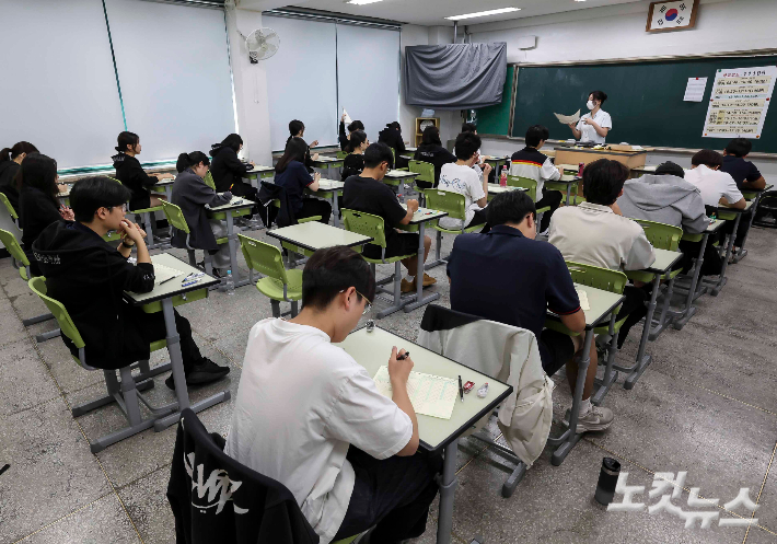 2026학년도 대학수학능력시험 6월 모의고사가 열린 4일 오전 서울 광진구 광남고등학교에서 3학년 학생들이 시험 준비를 하고 있다. 사진공동취재단