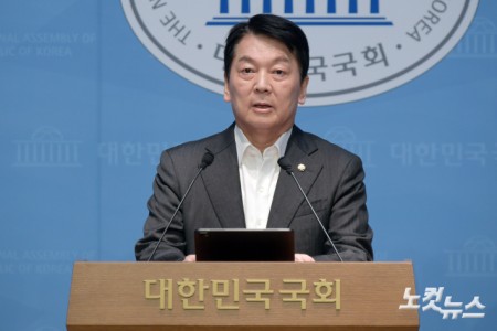 국민의힘 혁신위원장을 맡았던 안철수 의원이 7일 서울 여의도 국회 소통관에서 혁신위원장을 사퇴하고 8월 전당대회 출마를 선언하는 기자회견을 하고 있다.