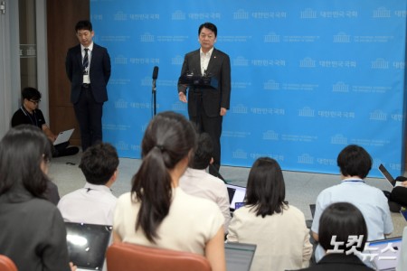 국민의힘 혁신위원장을 맡았던 안철수 의원이 7일 서울 여의도 국회 소통관에서 혁신위원장을 사퇴하고 8월 전당대회 출마를 선언하는 기자회견을 마치고 취재진의 질문을 받고 있다.