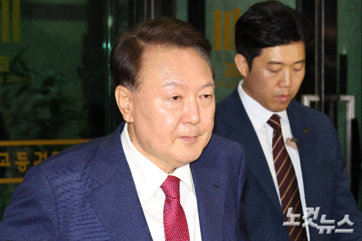 "尹, 계엄 전 국무위원 13명 중 6명 골라 국무회의 참석시켜"