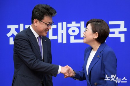 더불어민주당 진성준 정책위의장과 국민의힘 김정재 정책위의장(오른쪽)이 7일 서울 여의도 국회에서 여야 정책위의장 상견례를 하고 있다.