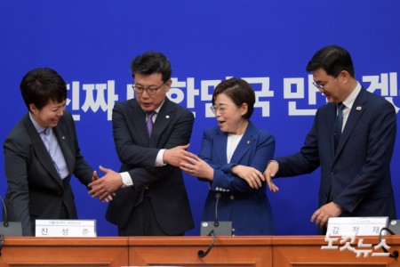 7일 서울 여의도 국회에서 여야 정책위의장이 상견례를 가지며 기념촬영을 하고 있다. (왼쪽부터 국민의힘 김은혜 원내정책수석부대표, 더불어민주당 진성준 정책위의장, 국민의힘 김정재 정책위의장, 더불어민주당 이정문 정책위 수석부의장)