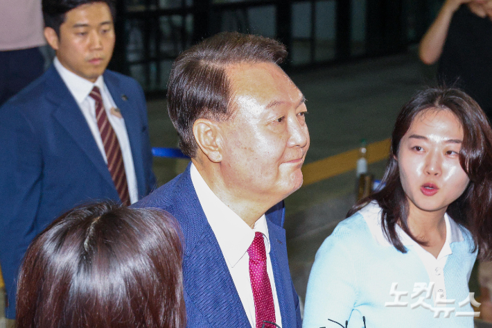 윤석열 전 대통령이 5일 서울 서초구 서울고검 청사에 마련된 내란특검에서 2차 소환 조사를 마친 뒤 귀가하고 있다. 박종민 기자