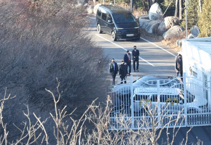"尹, 시그널로 체포 저지 상황 보고받고 '총기 휴대' 지시도"