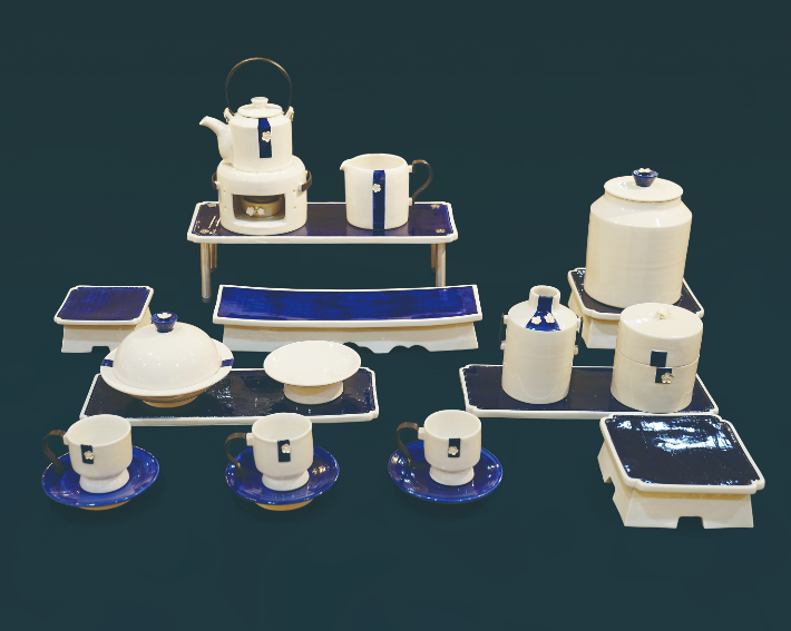 경남 공예품 대전 대상작인 문경유 작가의 '봄날의 햇살처럼 눈부신 날에' 도자 다기세트. 경남도청 제공 