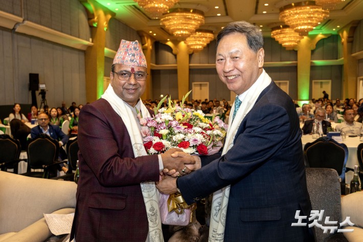 '히말라야 기후 헌장 2025' / 강태선 BYN블랙야크그룹 회장이 7월5일(현지시각) 오후 히말라야의 미래를 논의하기 위해 네팔 카트만두에서 열린 '서밋 포 어스(Summit for Earth)' 에서 네팔 정부 바드리 판데(Badri Pandey) 문화관광항공부 장관과 악수하고 있다. BYN블랙야크그룹, 네팔등산협회, 네팔 쿰부 파상 라무 지역자치구, 네팔 비정부기구 사가르마타 오염 통제 위원회가 공동 개최한 이번 행사에서 네팔 정부 바드리 판데(Badri Pandey) 문화관광항공부 장관을 비롯한 약 200여명의 내외빈이 참석했으며,  4개 공동주최 기업 및 기관은 