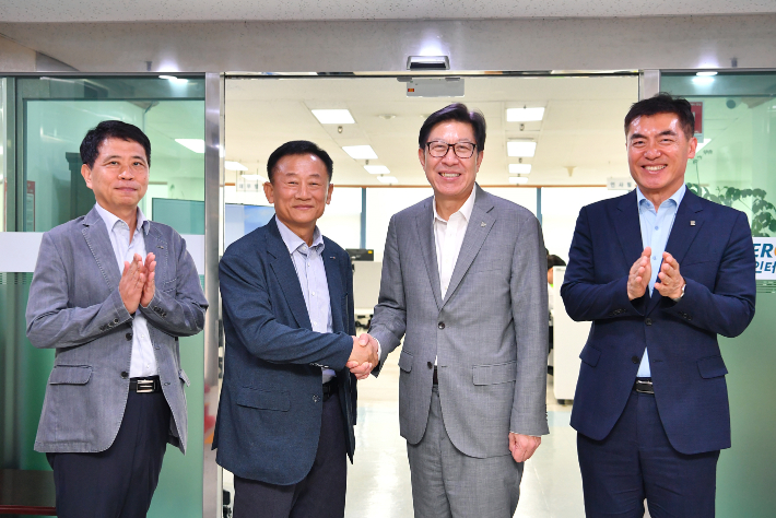 박형준 부산시장(가운데 오른쪽)과 박동호 인터지스대표(가운데 왼쪽)이 기념촬영을 하고 있다. 부산시 제공 