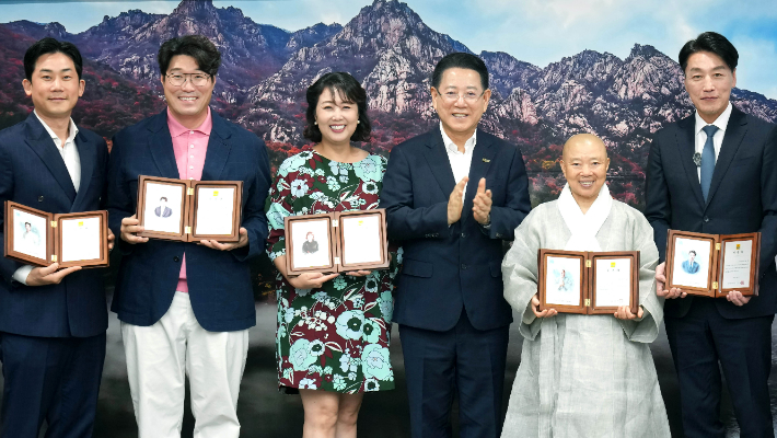 김영록 전라남도지사가 7일 도청 접견실에서 열린 '2025 남도국제미식산업박람회 홍보대사 위촉식'에서 정관스님, 오세득 셰프, 홍신애 셰프, 임희원 셰프, 유튜버 마츠다에게 홍보대사 위촉장을 수여했다. 전라남도 제공 