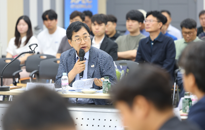 주낙영 경주시장이 2024년 기업지원사업 성과보고회에서 기업의 어려움을 듣고 해결 방안을 논의하고 있다. 경주시 제공