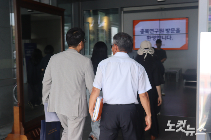 유가족들이 김민재 행안부 차관을 만나기 위해 건물 안으로 들어가고 있다. 임성민 기자