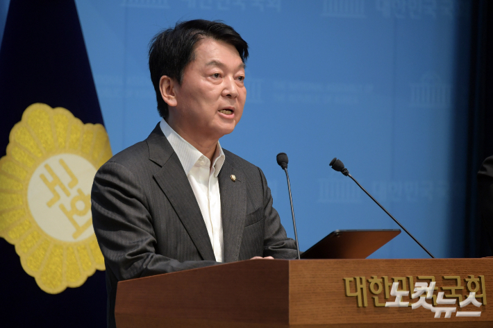 국민의힘 혁신위원장을 맡았던 안철수 의원이 7일 서울 여의도 국회 소통관에서 혁신위원장을 사퇴하고 8월 전당대회 출마를 선언하는 기자회견을 하고 있다. 윤창원 기자