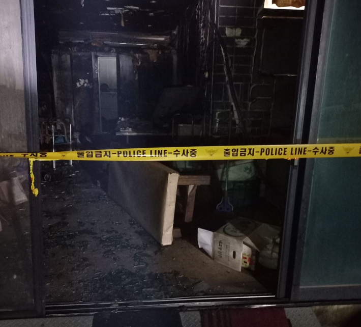 지난 7일 오후 10시 6분쯤 전북 군산시 나운동의 한 아파트 상가에서 불이 나 상가 1층 일부가 타고 내부 물품 등이 물에 젖어 약 2360만 원의 재산 피해가 발생했다. 전북소방본부 제공  