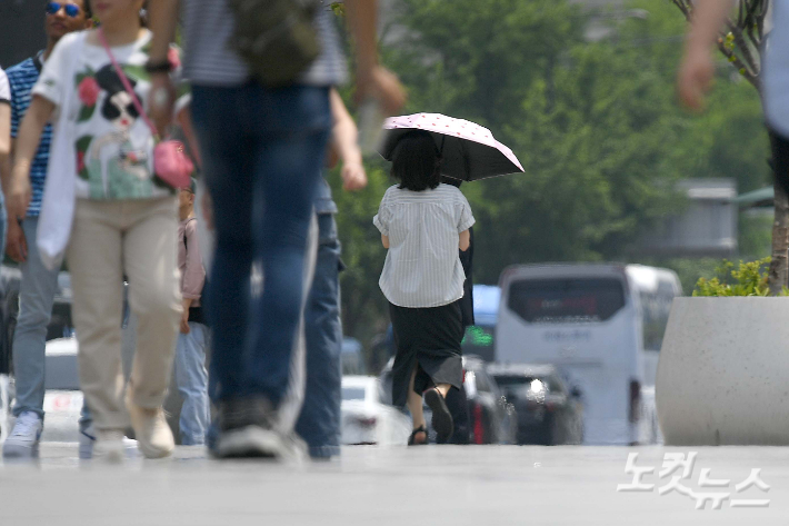 무더운 날씨에 거리에서는 아지랑이가 피어오르고 있다. 박종민 기자