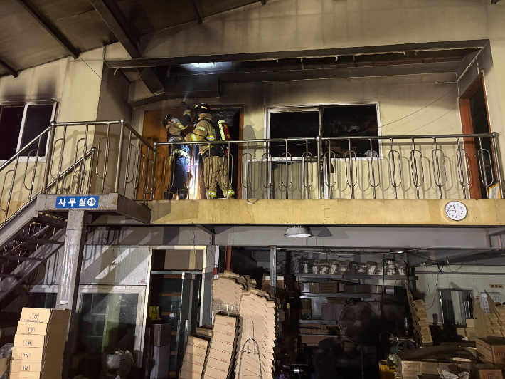 7일 오후 10시 55분쯤 부산 강서구의 한 공장에서 멀티탭에서 시작된 것으로 추정되는 화재가 발생했다. 부산소방재난본부 제공