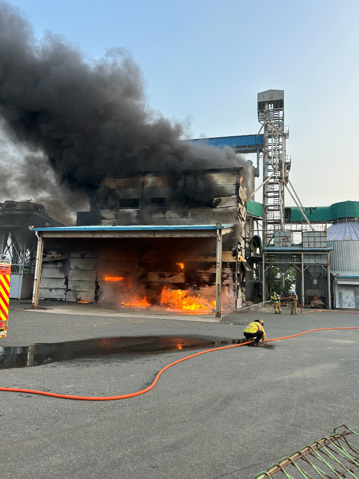 8일 오전 5시 48분쯤 전북 김제시 진봉면의 한 곡물저장창고에서 불이 나 진화 작업 중인 소방대원. 전북소방본부 제공