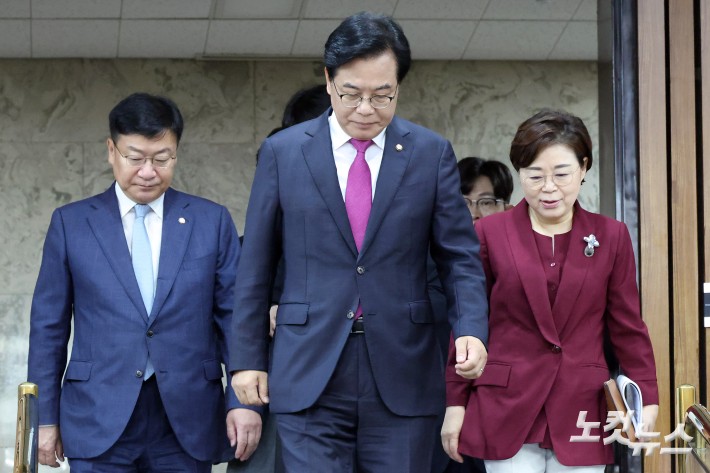 원내대책회의 참석하는 송언석