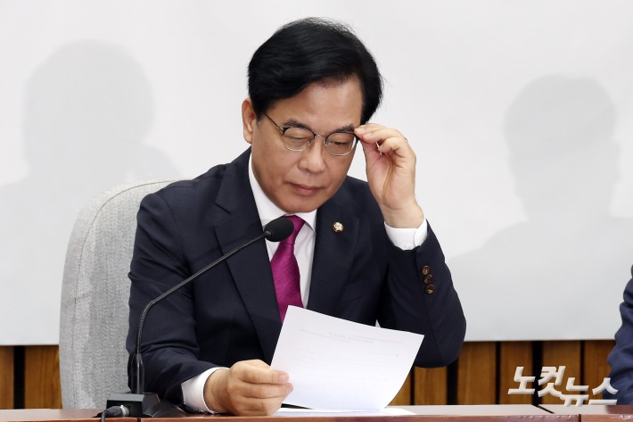 안경 만지는 송언석 비대위원장 겸 원내대표