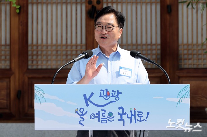 8일 서울 여의도 국회 사랑재에서 열린  K-바캉스 캠페인 "K-관광 올여름은 국내로 !"에서 우원식 국회의장이 인사말을 하고 있다.