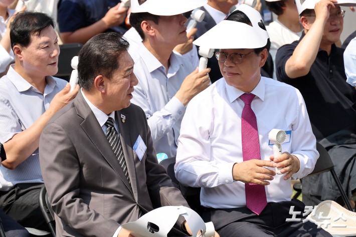 8일 서울 여의도 국회 사랑재에서 열린  K-바캉스 캠페인 "K-관광 올여름은 국내로 !"에 참석한 더불어민주당 김병기 당대표 직무대행 겸 원내대표와 국민의힘 송언석 비상대책위원장 겸 원내대표가 대화를 하고 있다.