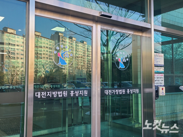 울고 보챘다고…11개월 딸 살해·유기한 친부 징역 13년
