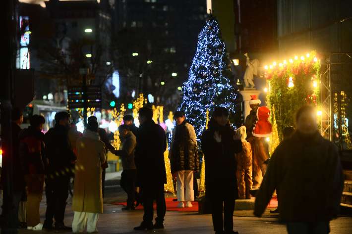 설악로데오거리에 조성한 경관조명. 속초시 제공