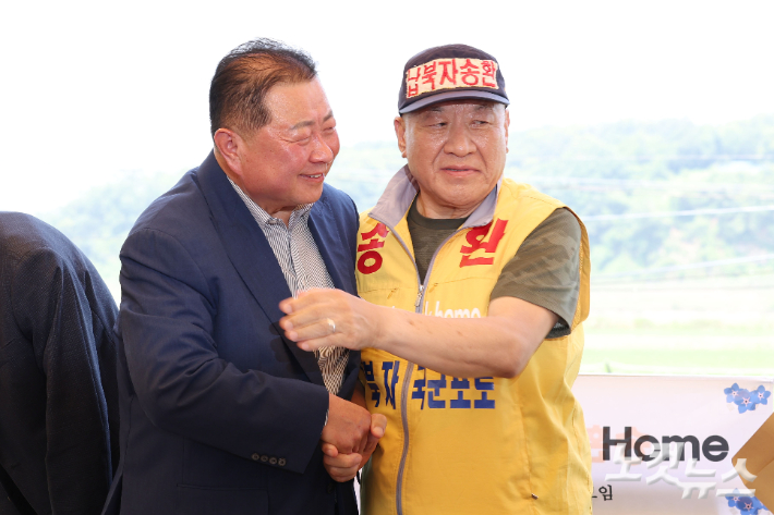 8일 오전 경기 파주시 임진각에서 열린 '파주시-납북자가족모임, 대북 전단 살포 중단 공식 선언 공동 기자회견'에서 김경일 파주시장과 최성룡 납북자가족모임 대표가 대북전단 살포 중단 선언문을 발표한 후 손을 맞잡은 채 인사하고 있다. 류영주 기자