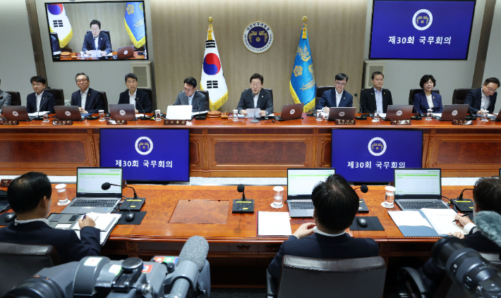 李 "국무회의 내용, 개인정치 활용 안 돼"…방통위원장 겨냥 해석
