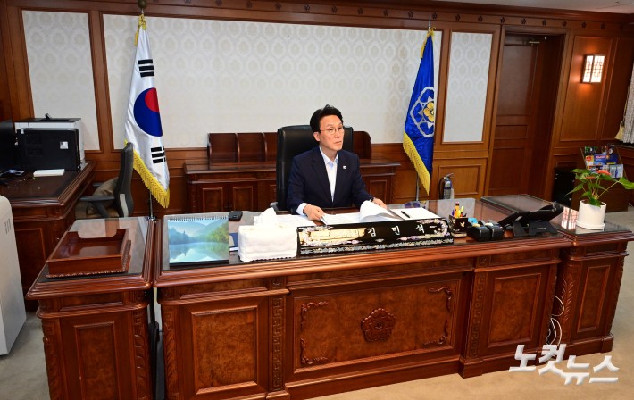 김민석 국무총리가 8일 오후 서울 종로구 정부서울청사 집무실에서 업무를 보고 있다.