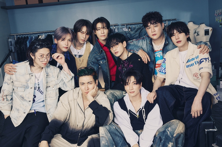 앞줄 왼쪽부터 희철, 시원, 이특. 뒷줄 왼쪽부터 려욱, 예성, 동해, 은혁, 신동, 규현. SM엔터테인먼트 제공