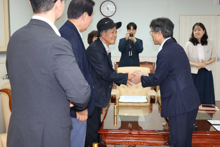 김교동 독지가가 8일 천창수 울산시교육감과 악수를 하고 있다. 울산광역시교육청 제공 