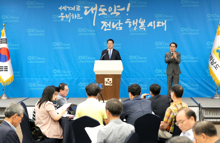 김영록 전남지사가 8일 순천 어코그라드호텔에서 민선8기 3주년 기념 기자간담회를 갖고 있다. 전라남도 제공 