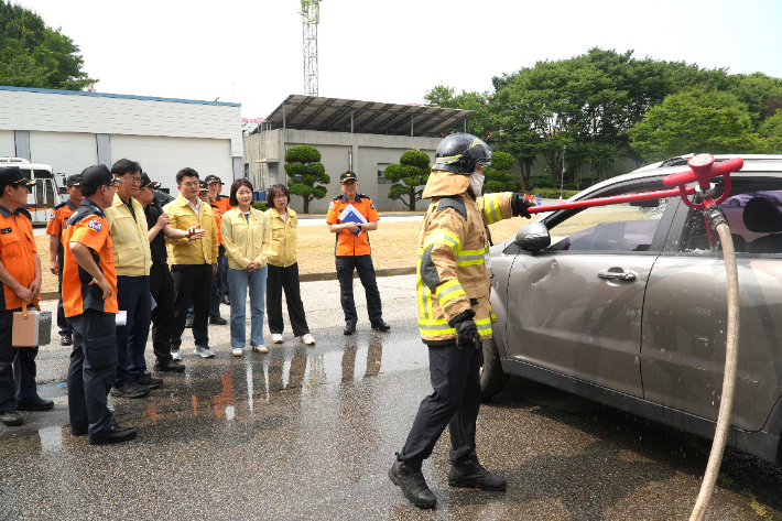 광주광역시 소방안전본부는 8일 광주소방학교에서 전기차화재 대응능력 강화를 위해 전용장비를 활용한 훈련을 실시했다. 광주시 제공