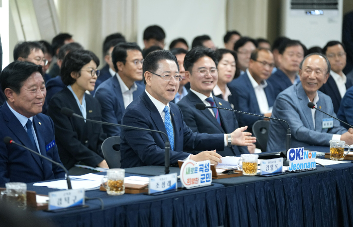 김영록 전라남도지사가 8일 곡성군청에서 열린 '곡성군 정책비전 투어' 행사에 참석해 인사말을 하고 있다. 전라남도 제공
