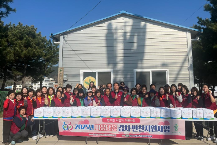 울진군지역사회보장협의체가 취약계층을 위해 '마음 담은 김치·반찬 지원 사업'을 추진하고 있다. 울진군 제공