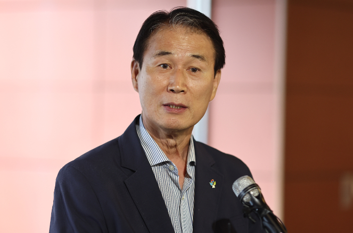 권오을 '겹치기 근무' 의혹 확산…청문회 핵심 전장으로