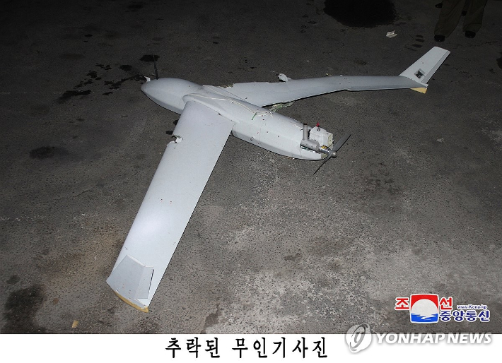 (평양 조선중앙통신=연합뉴스) 북한이 평양에서 한국군에서 운용하는 드론과 동일 기종의 무인기 잔해를 발견했다고 주장하며 관련 사진을 공개했다. 북한 국방성 대변인은 19일 조선중앙통신을 통해 "한국군부깡패들의 중대주권침해도발사건이 결정적 물증의 확보와 그에 대한 객관적이며 과학적인 수사를 통해 명백히 확증되였다"고 발표했다. 2024.10.19      [국내에서만 사용가능. 재배포 금지. For Use Only in the Republic of Korea. No Redistribution] nkphoto@yna.co.kr 연합뉴스