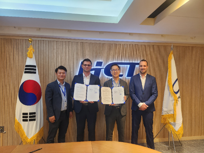 에이치시티와 웨스턴버그 관계자들이 공식 판권 계약을 체결하고 기념사진을 촬영하고 있다. (왼쪽부터 에이치시티 차윤배 이사, WESTENBERG Mr. Dennis Knabben, HCT 김태완 상무,  에이치시티 제공