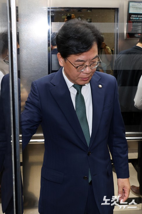 국민의힘 송언석 비상대책위원장 겸 원내대표가 9일 서울 여의도 국회에서 비공개 비대위 회의 직후 기자들과 만나 새 혁신위원장에 윤희숙 여의도연구원장을 내정했다고 밝히고 이동하고 있다.