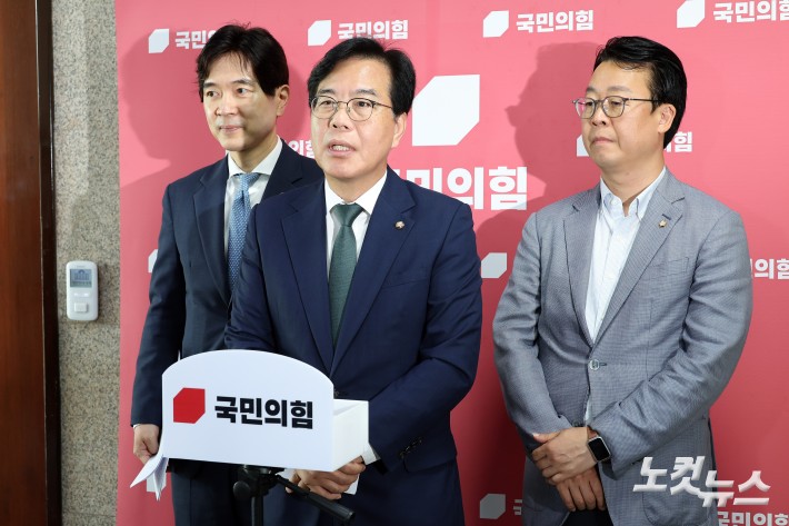 국민의힘 송언석 비상대책위원장 겸 원내대표가 9일 서울 여의도 국회에서 비공개 비대위 회의 직후 기자들과 만나 새 혁신위원장에 윤희숙 여의도연구원장을 내정했다고 밝히고 있다.