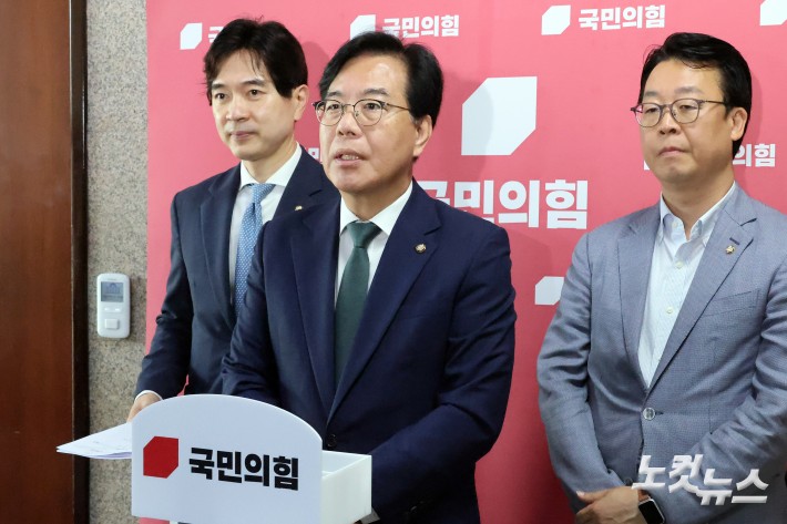 국민의힘 송언석 비상대책위원장 겸 원내대표가 9일 서울 여의도 국회에서 비공개 비대위 회의 직후 기자들과 만나 새 혁신위원장에 윤희숙 여의도연구원장을 내정했다고 밝히고 있다.