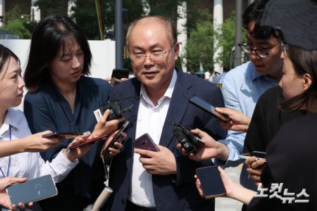 정창래 삼부토건 전 대표가 9일 오전 서울 종로구 KT광화문웨스트 빌딩에 마련된 김건희 특검팀 사무실에 피의자 신분으로 출석하고 있다.