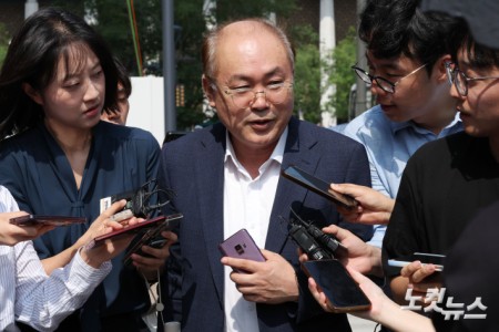 정창래 삼부토건 전 대표가 9일 오전 서울 종로구 KT광화문웨스트 빌딩에 마련된 김건희 특검팀 사무실에 피의자 신분으로 출석하고 있다.