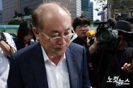 정창래 삼부토건 전 대표가 9일 오전 서울 종로구 KT광화문웨스트 빌딩에 마련된 김건희 특검팀 사무실에 피의자 신분으로 출석하고 있다.