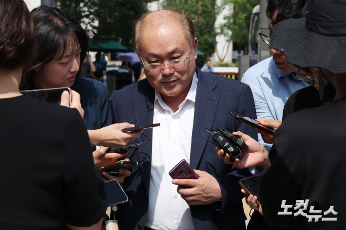 정창래 삼부토건 전 대표가 9일 오전 서울 종로구 KT광화문웨스트 빌딩에 마련된 김건희 특검팀 사무실에 피의자 신분으로 출석하고 있다.